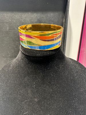 un gros plan d'une bague au cou d'un mannequin