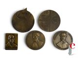 trois médailles de bronze sur lesquelles figurent l'image d'un homme et d'une femme