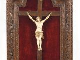 un vieux crucifix en bois sur lequel est perché un oiseau