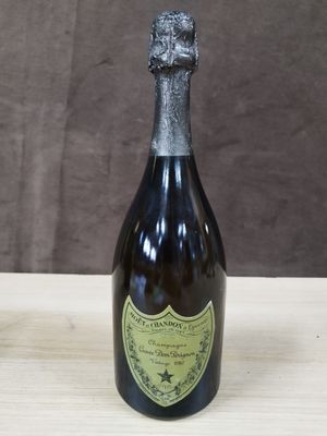 une vieille bouteille de champagne posée sur une table en bois