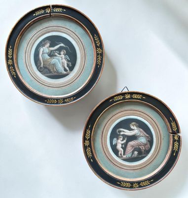 deux assiettes sur lesquelles sont représentés une femme et un homme
