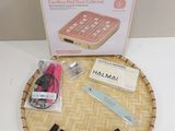 un panier contenant du vernis à ongles et une boîte de vernis à ongles