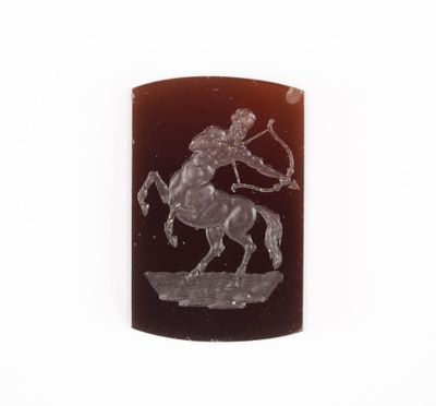 une image représentant un cheval et son cavalier, sculptée sur une plaque