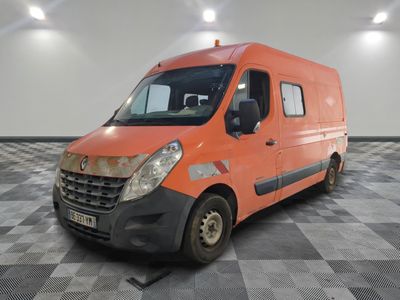La camionnette orange est garée dans la pièce vide au sol à carreaux.