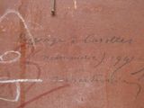 un graffiti sur le mur d'un immeuble, sur lequel on peut lire un texte
