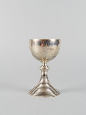 l'image d'une coupe en argent posée sur une table