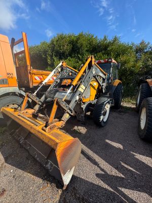 une photo d'un tracteur avec une charrue fixée à l'arrière