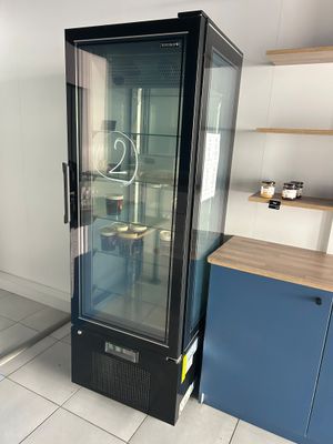 une vitrine en verre au milieu d'une cuisine