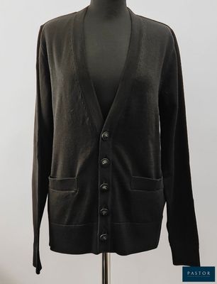 un cardigan noir posé sur un mannequin