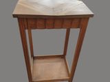 une image représentant une petite table en bois avec une étagère en dessous