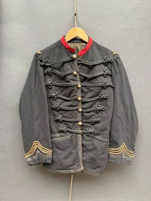 une photo d'une veste militaire accrochée à un mur