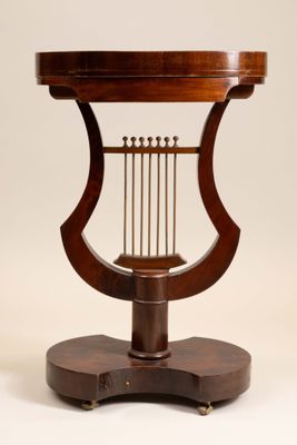 une table en bois sur laquelle est posé un instrument de musique