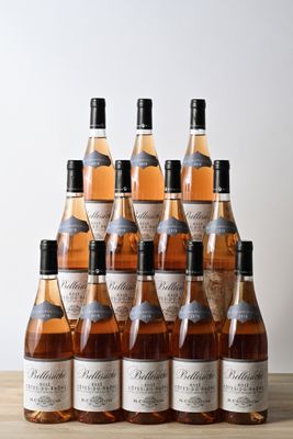 six bouteilles de vin sont alignées sur une table en bois