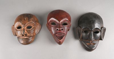 AFRIQUE - XXe siècle Trois masques en bois sculpté