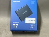 La boîte du Samsung T7 est ouverte et l'appareil est prêt à l'emploi.