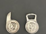 deux décapsuleurs en forme de pièces d'argent, sur lesquels figurent l'image d'un homme et d'une femme