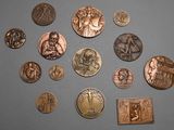 un lot de pièces de monnaie posées sur une table