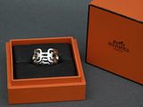 une bague qui se trouve dans une boîte sur une table