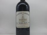 une bouteille de vin posée sur une table