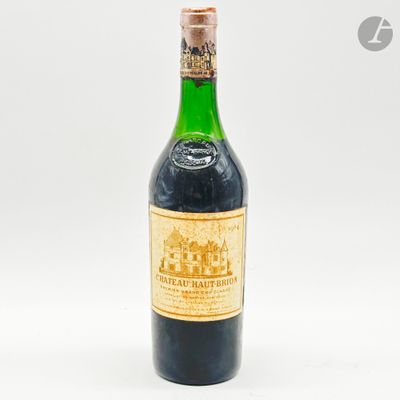 une bouteille de vin posée sur une table