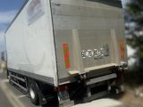 un camion qui roule sur la route en journée