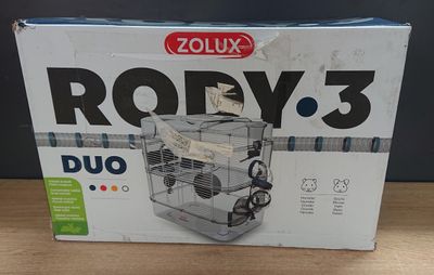 la boîte est ouverte sur la table avec son contenu