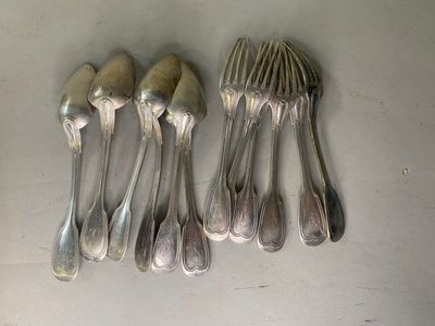cinq cuillères et une fourchette sur une table