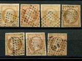 une série de timbres exposée dans une vitrine
