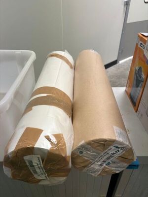 deux rouleaux de papier posés sur une table