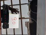 la photo d'une photo représentant une personne dans une cage