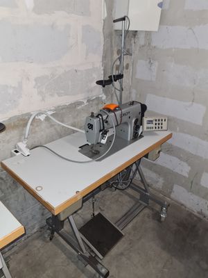 Machine à coudre DÜRKOPP sur table à roulettes - Photo 1