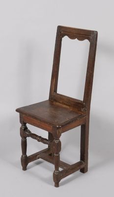 Chaise en chêne tourné, piétement relié par une entretoise.