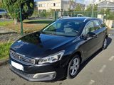 la voiture noire est garée sur le bord de la route