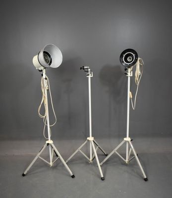 paire de projecteurs de studio vintage avec trépieds