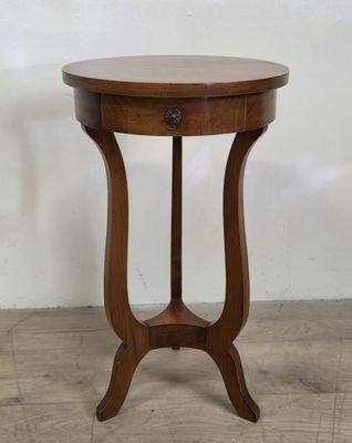 l'image d'une table en bois sur laquelle se trouve un tiroir
