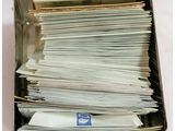 une boîte en métal contenant une pile de papiers