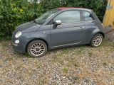 une petite voiture garée sur le gravier