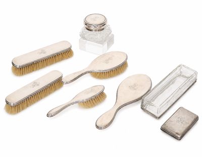 Garniture de toilette en argent, comprenant - Quatre brosses…
