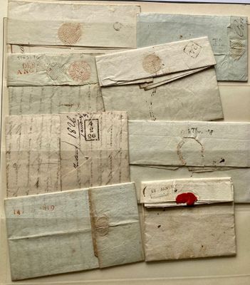 de nombreuses vieilles lettres et enveloppes disposées sur une table