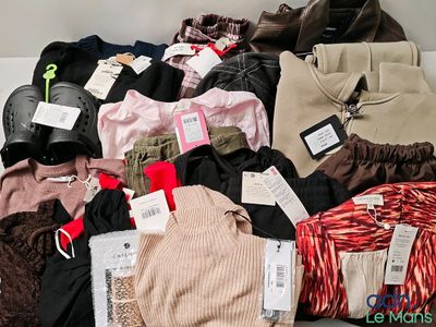 un tas de vêtements posés sur une table