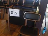 une chaise sur laquelle est inscrit un numéro, dans une pièce