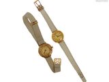 deux montres posées l'une à côté de l'autre sur une surface blanche