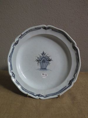Grand plat dit "Cul noir" XIXe à décor bleu et manganèse (éc…