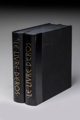 deux livres noirs posés l'un sur l'autre sur une table