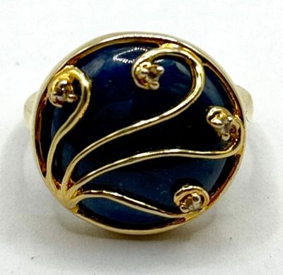 une image d'une bague dorée et bleue ornée de têtes de mort
