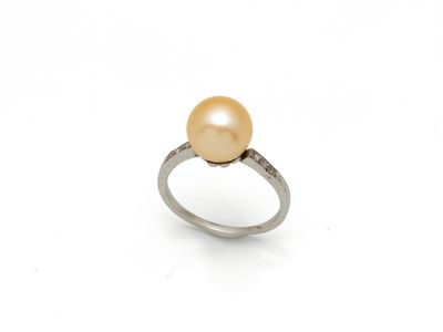 une bague en or sertie d'une perle et de diamants