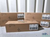 trois piles de boîtes sont empilées les unes sur les autres sur une table