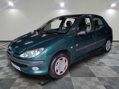 la photo d'une voiture verte garée dans un garage