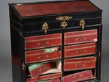 une photo d'une commode noire et rouge