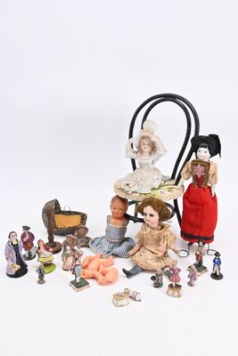 beaucoup de poupées et de figurines posées sur une table